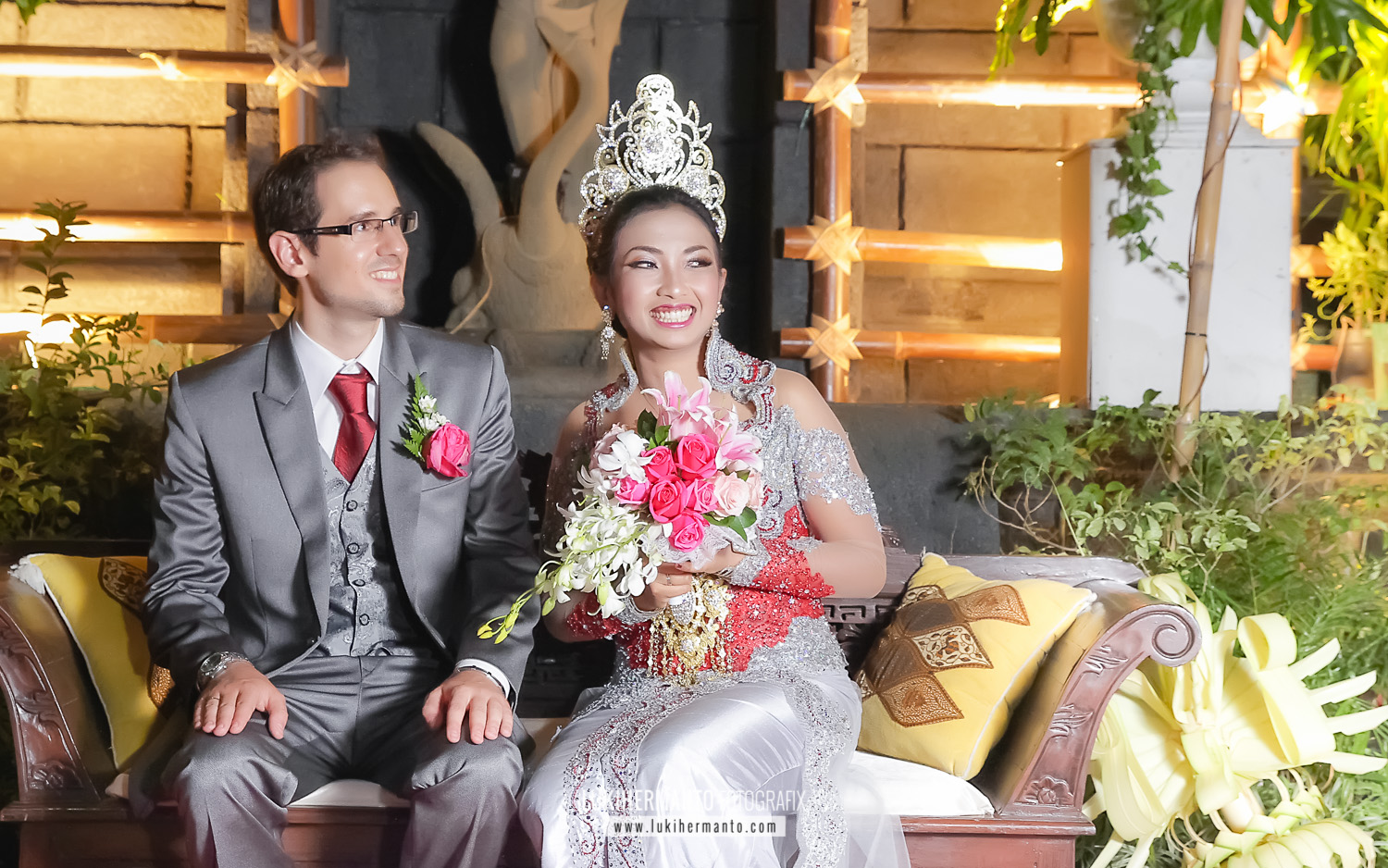 Foto pernikahan bule kebaya modern