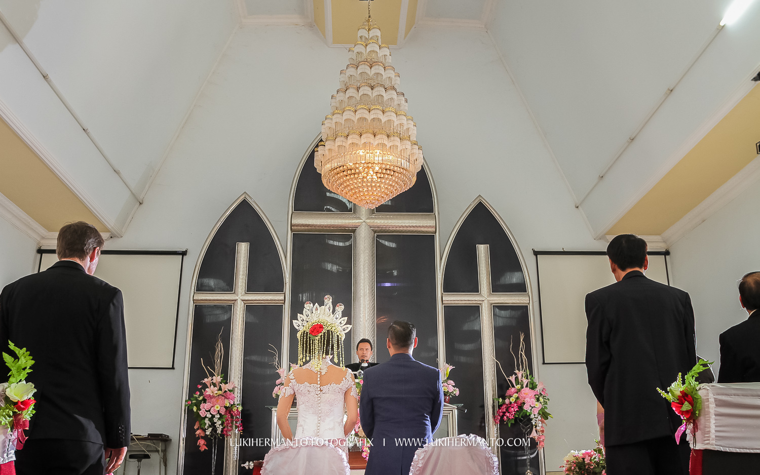 foto pemberkatan nikah di gereja